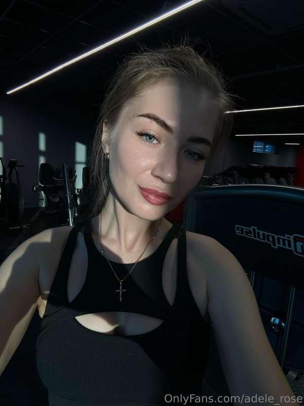 🥗 After the gym - scrambled eggs, salad, olives and water 💧N..