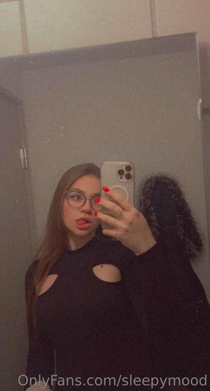 Study study😤
Do you like my glasses?☺️