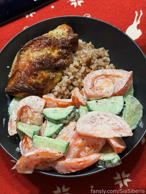 What Sia Siberia eats 🥗

Honestly, I'm not the best cook in the world and cooking gives me little pleasure, but I realize that for my health and sexy fit body there is no other way. So I cook simple things for myself: eggs, green salads, chicken. If you too are on your way to a fit and healthy life, feel free to share with me 💕