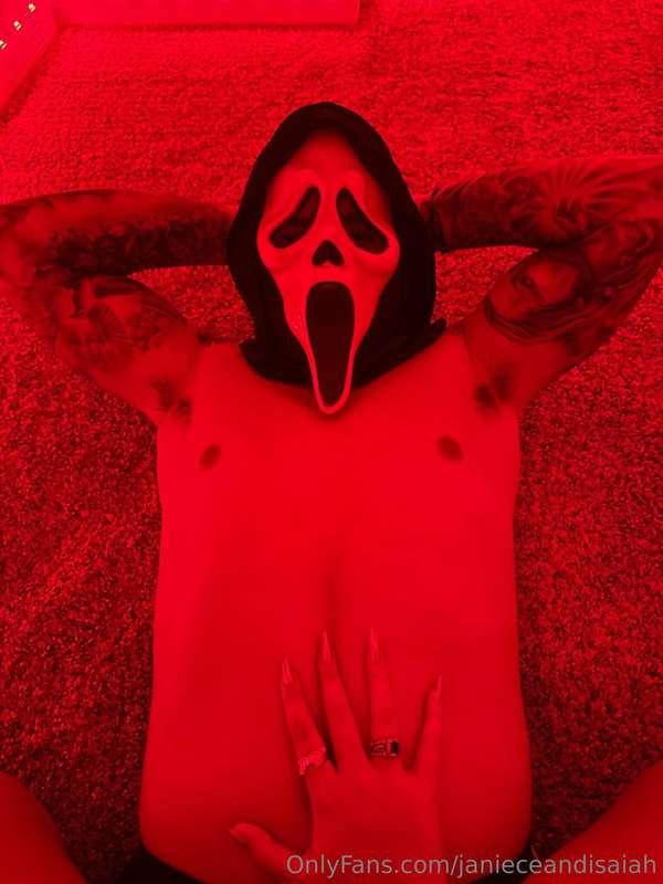 What's your favorite scary movie? 🍿