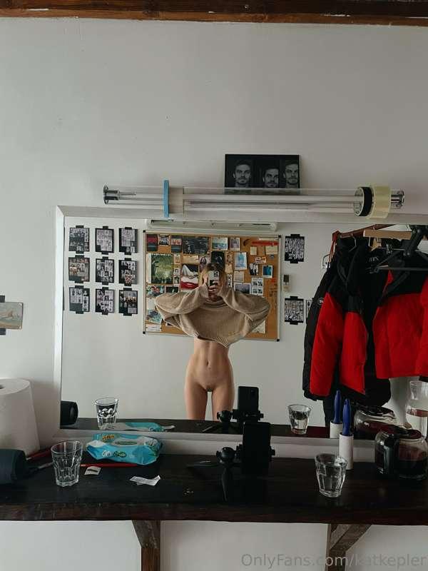 Backstage 
Pics + small vid