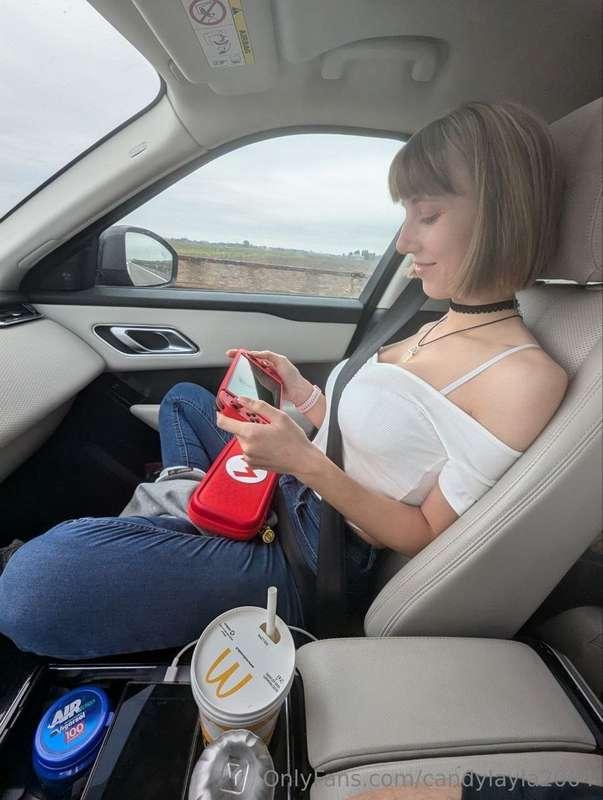 Bimba che gioca alla Switch!Ora che ho la vostra attenzione,..