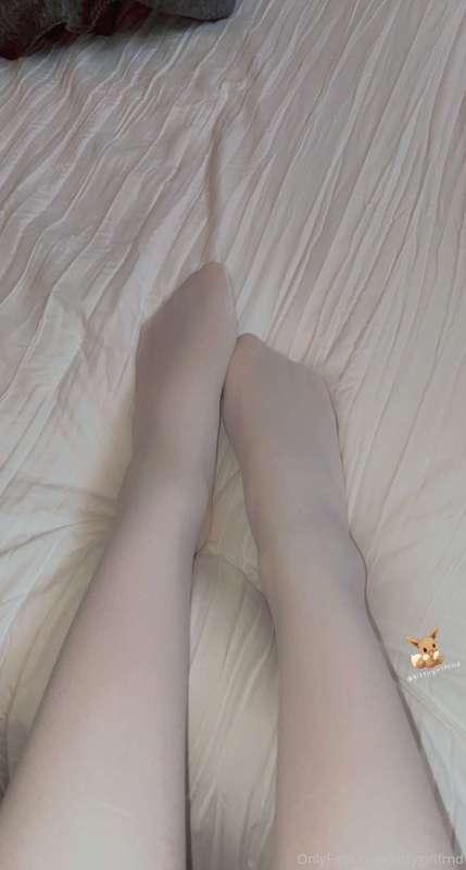 hey daddies 😊 how would u worship kitty's feet?

on or off? ..