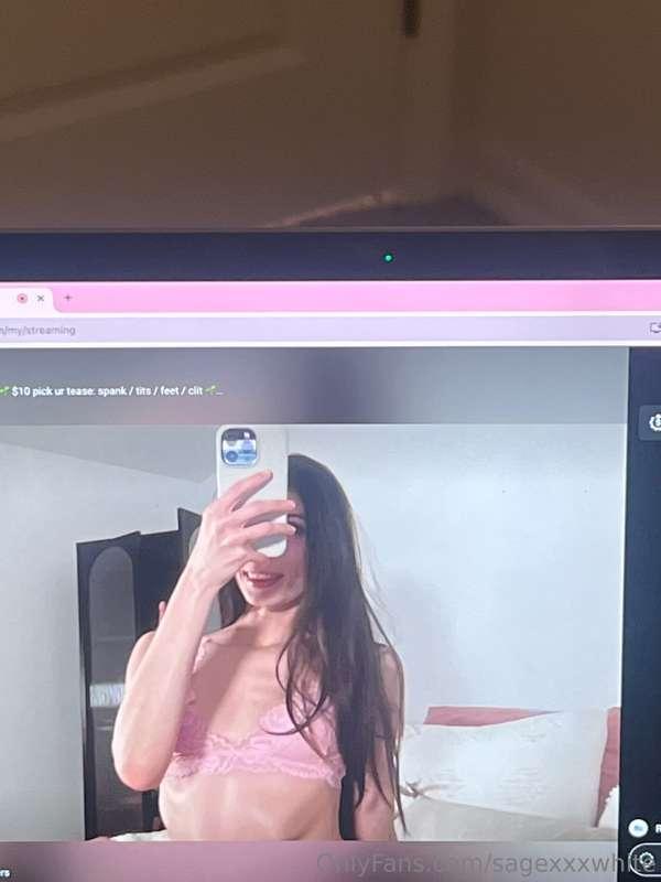 Playing live rn! Come join the fun babyyyy