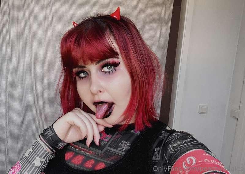 Your local emo girl does a strip tease and masturbates for y..