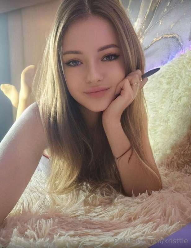 @hotlizahot🔥🔥🔥@hotlizahot
This hot girl will help you relax ..