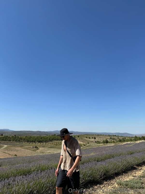 Look for someone to accompany me to the field…