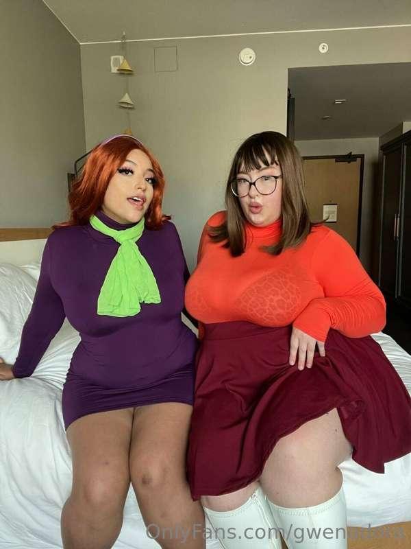 Velma & Daphne are up to no good.. @nekomiiya