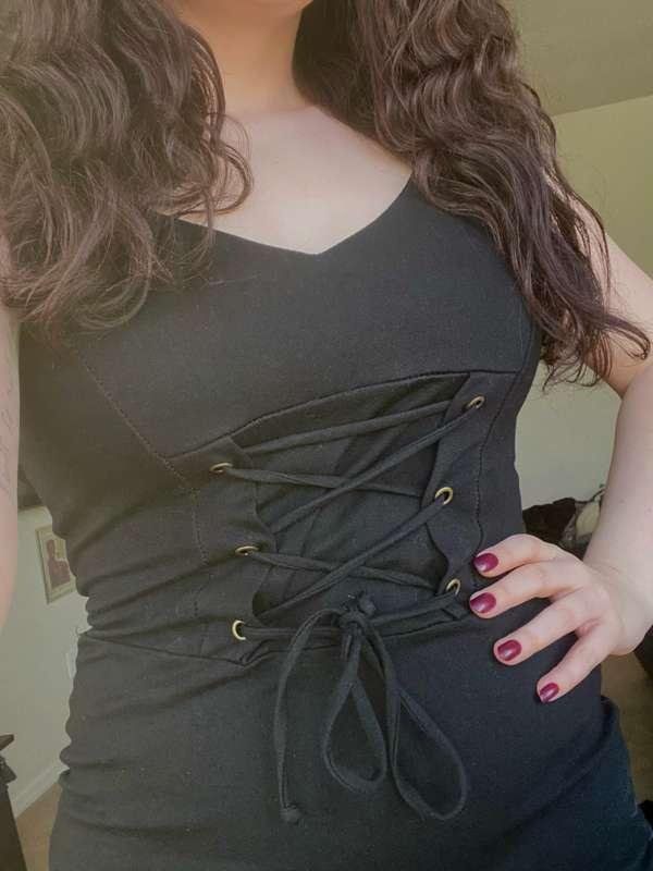 Curves in a tight dress 😍