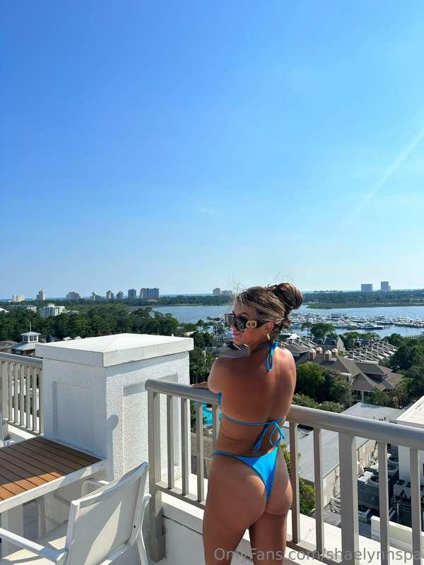 Sunshine and bikinis, that's my kind of therapy🥰