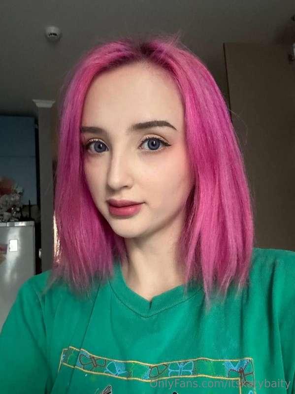 Let me color your world with my pink hard and green shirt! 💗..