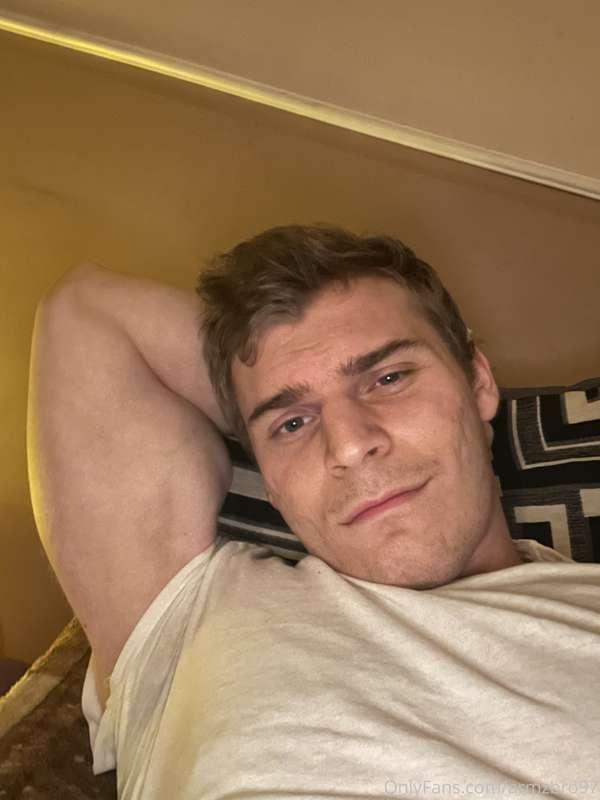 Chilling a bit before i kill the arms in the gym :D