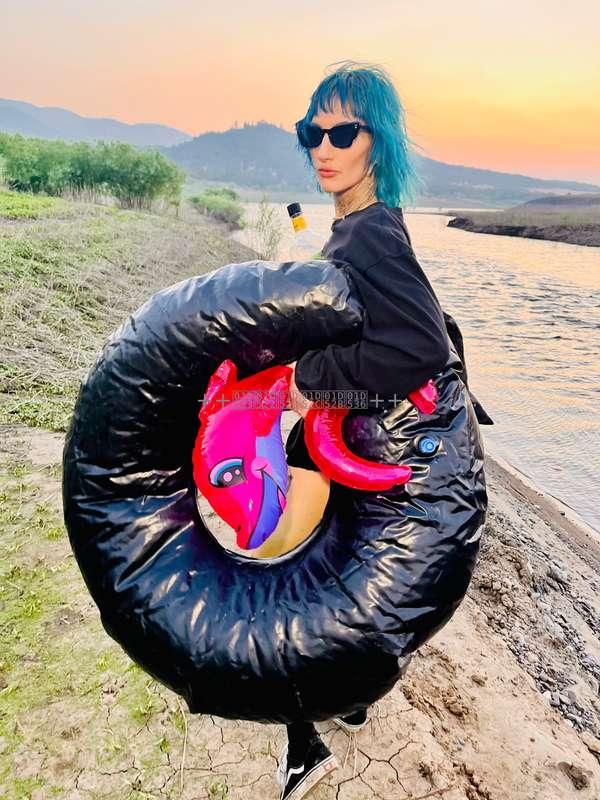 “Can’t talk, can’t talk… OMW to my super- secret, sexy-summe..