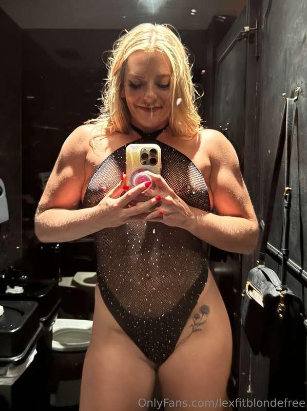 The bathroom lighting at work >>> Do you like girls with mus..