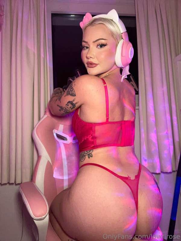 Can I sit on your lap?💖