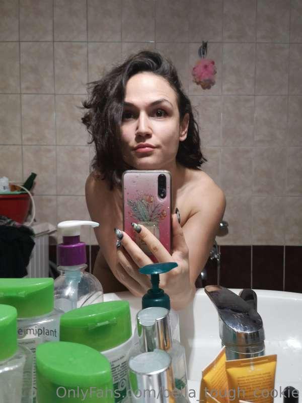 diary of a woman, her bathroom is full of skin products :)))..