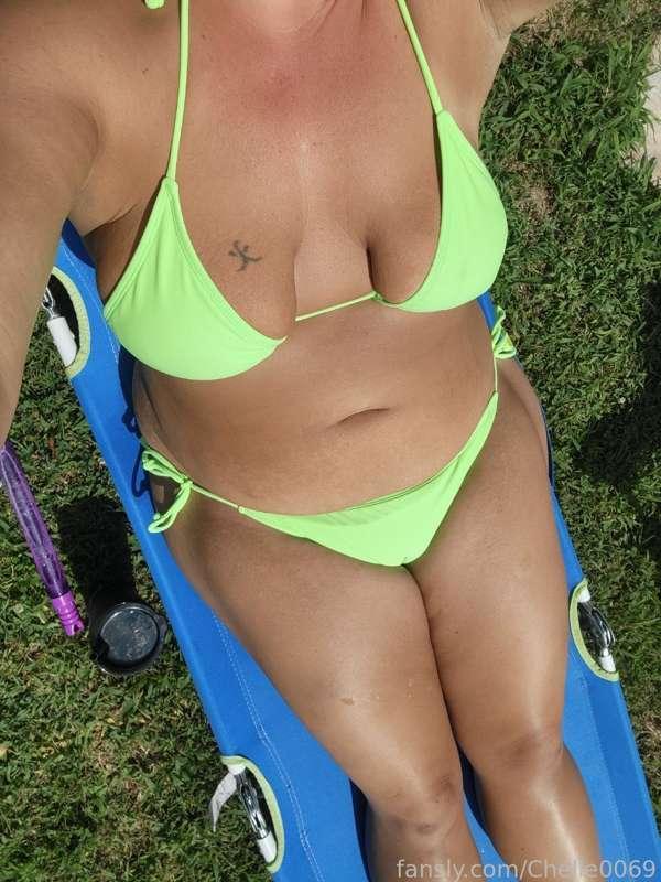 Not too many more days to go outside and enjoy nice weather and the pool before summer is over so after a hectic past 2 days I definitely got some sunshine in this afternoon!! 👙
#redhead #MILF #bikini #tanning #tanlines #sunshine
