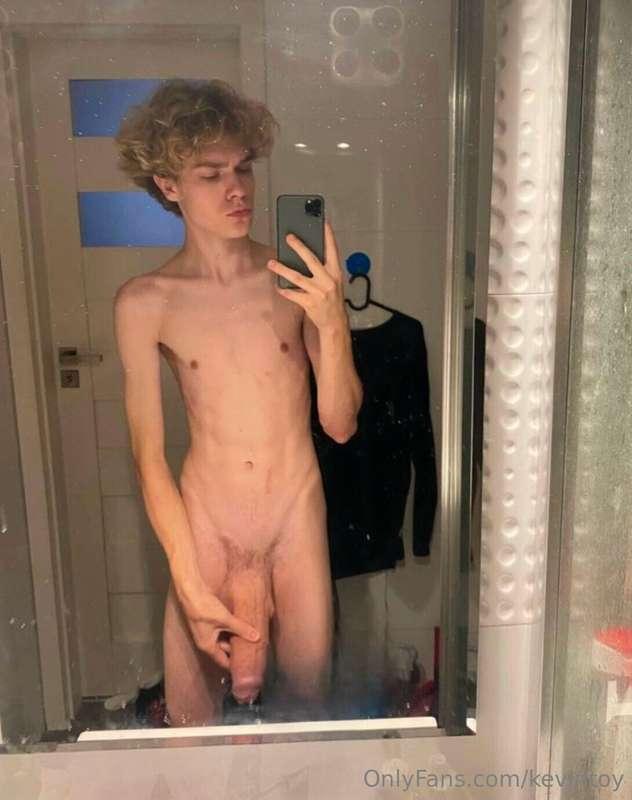 😍 Just look at this🤤He Has The He Has The BIGGEST TWINK COCK..