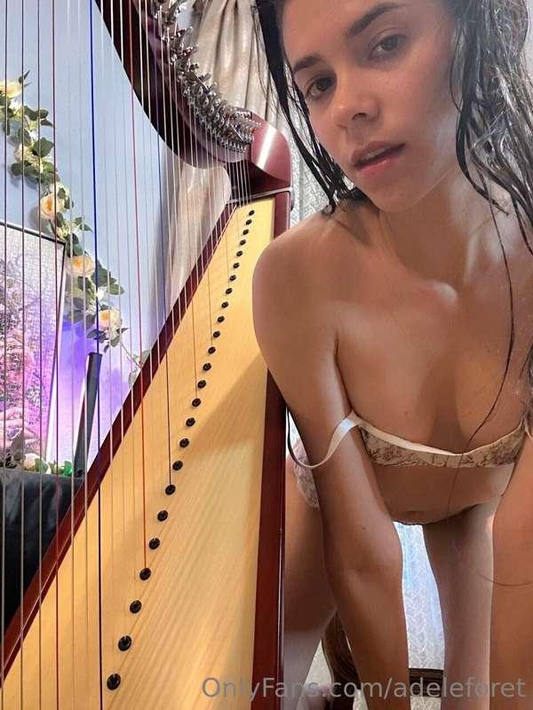 tonight im going to be your good girl on the harp 😈💗