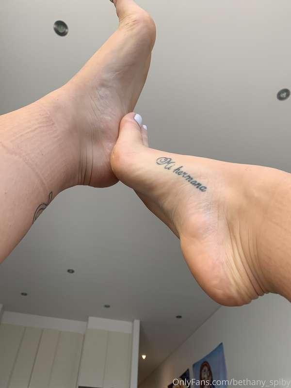 Wish my feet where tossing off a large cock again 😳😏