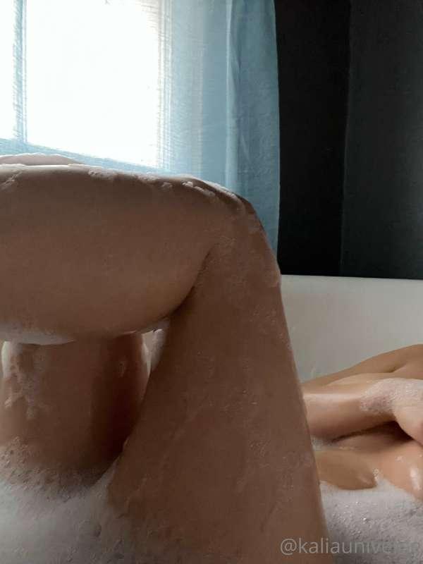 Quick morning bath before my shoot today with my lovely frie..