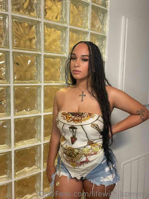 Hiiiiii 💖  
Just showing off my new scarf top and gold chain..
