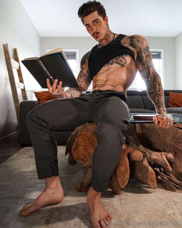 How about a foot rub while I enjoy my book 😏🤓..?  Become a V..