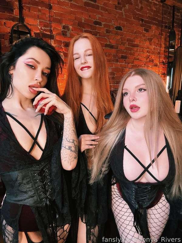 Who’s ready for a dangerously good time with me and my two favorite vamps and ? 🔥
This Halloween, I’ve joined forces with the gorgeous @Alexislust and @shamelessvibe . Together, we’re turning up the heat – are you ready for the ride?

#redhead #curvy #lesbian #fyp #collab #gothic #bigboobs #tights #fishnet 