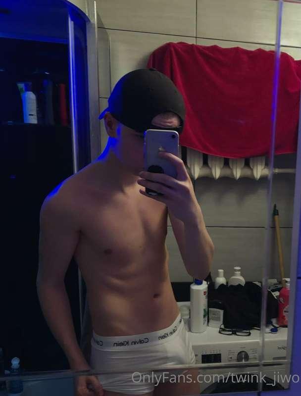 Do you like fit twinks in white Kalvins? 😋