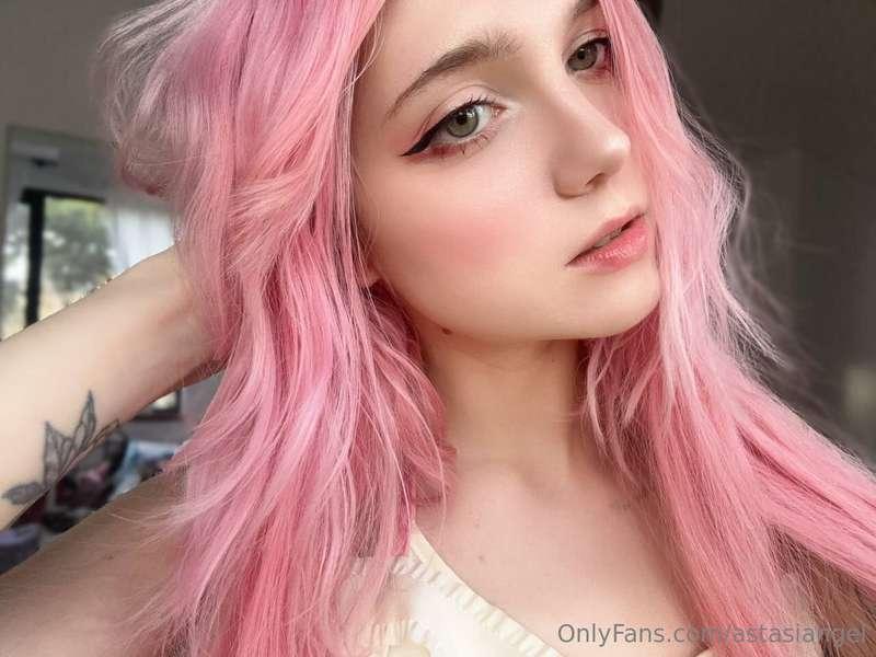 Good morning 💕 Do you like my hair color? 