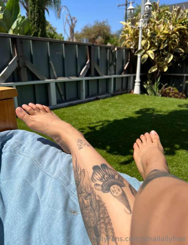 Does anyone like feet? If there is an ask I can try and focu..