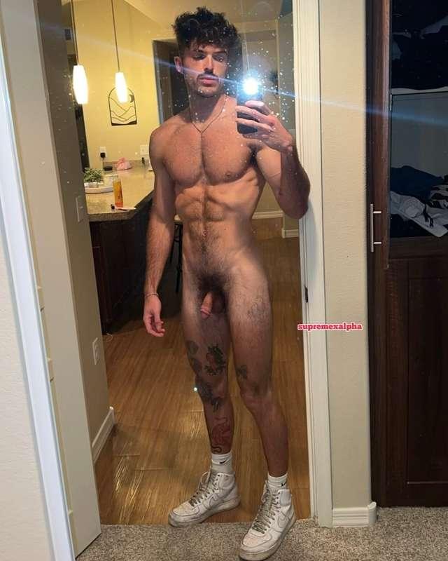 & front physique ( can u tell it’s freezing in here 🍆🥶 )