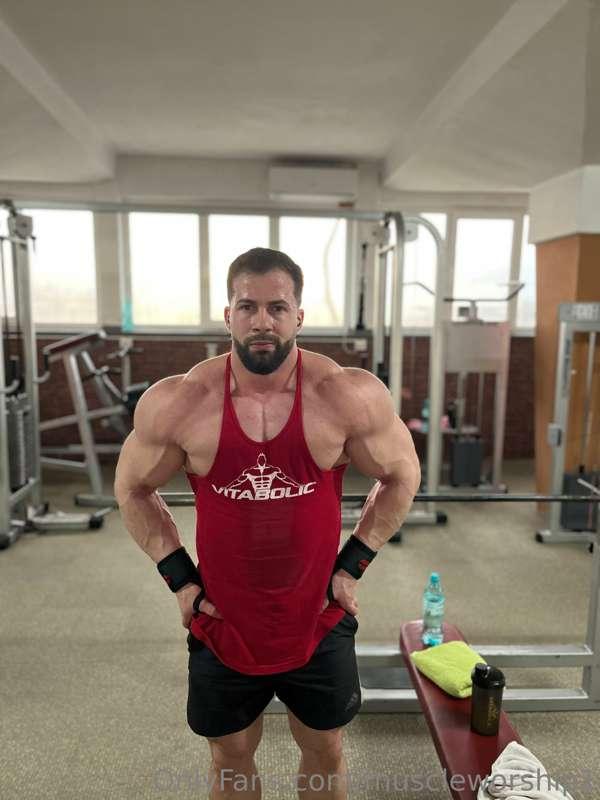 muscleworship1 image #0