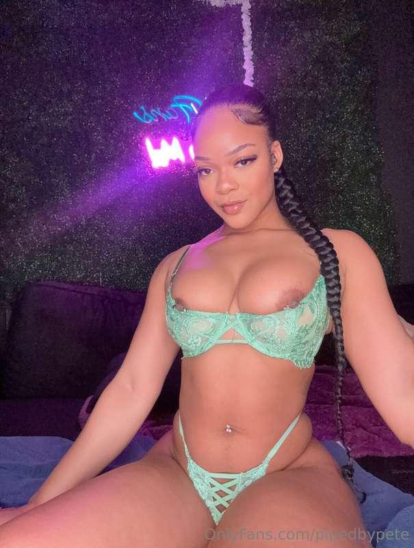 Live today @ 4:30 pm with @missdimplesxo 