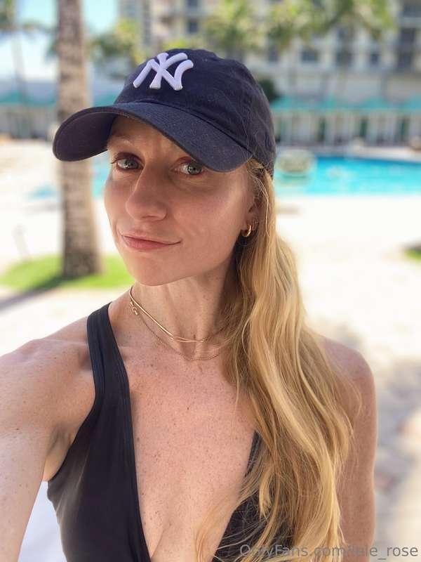 GIVE ME ALL THE VITAMIN D. (Not that kind of D, you pervs 😝)..