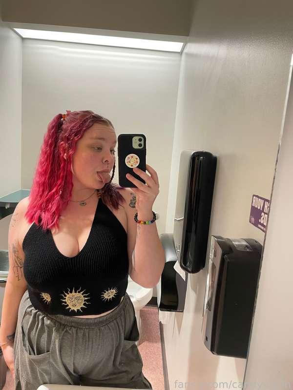 I’m genuinely so cute 🥰 

#submissive #freebie #selfie #cleavage #slut #cumslut #queercreators #lgbtq #altgirls 