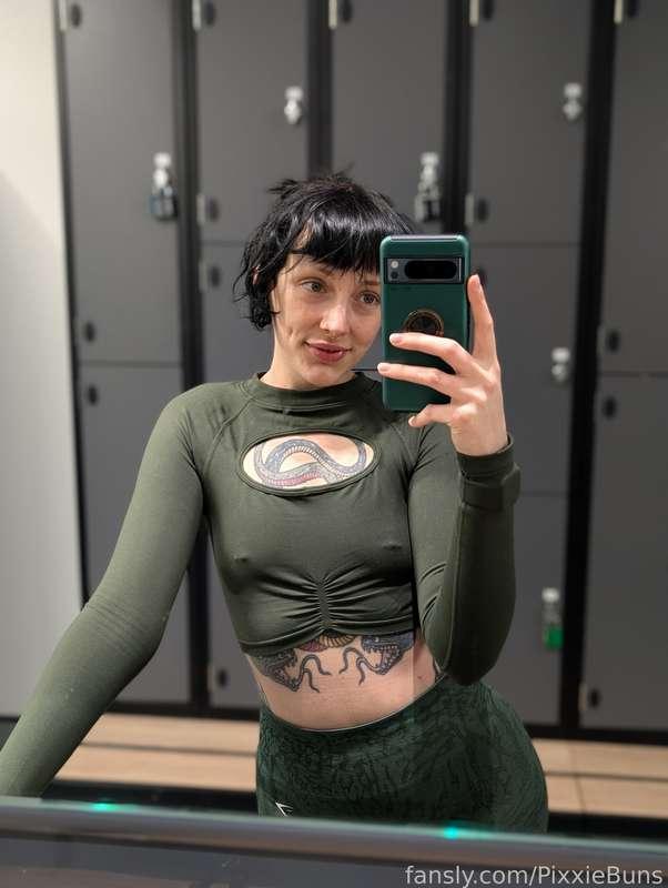 Last night's gym fit was pretty cute... I wonder if anyone noticed how hard my nipples were 🫣

#gym #yogashorts #yogapants #booty #thicc #pawg #petite #pale #public #goth