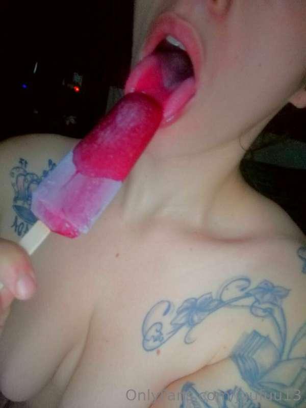 Te an comido la polla mientras comen helado?? 😈 Mmm esta del..