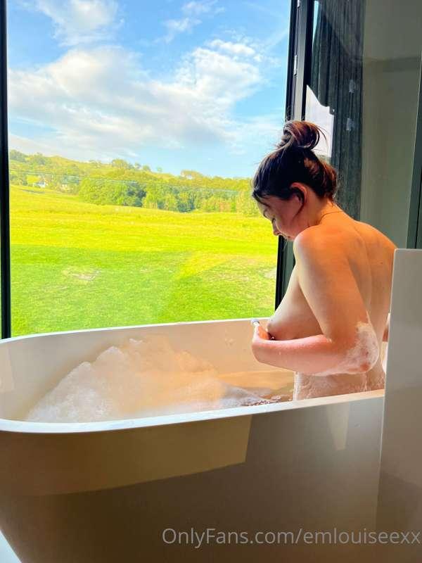 Imagine fucking in this bath tub with that view 😉