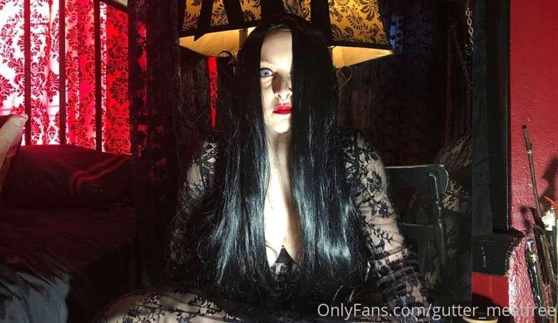 Curvy, nerdy, and hairy pin up @delphinex will make you smil..