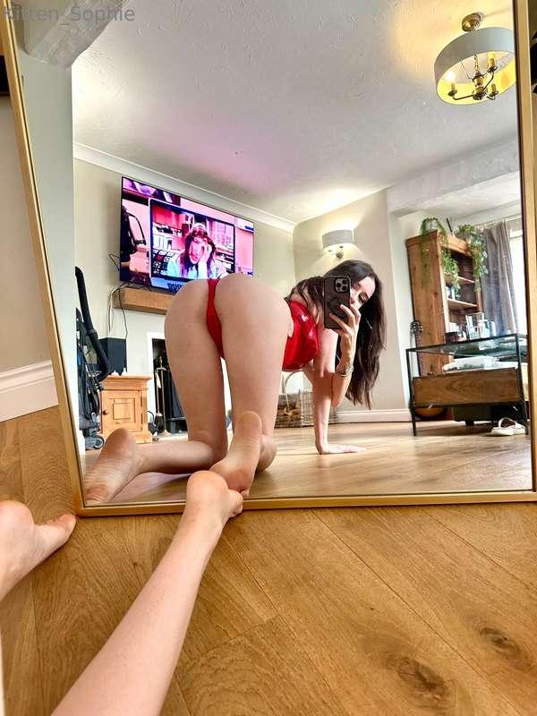 wanna fuck me while you watch tv? you can 🥰