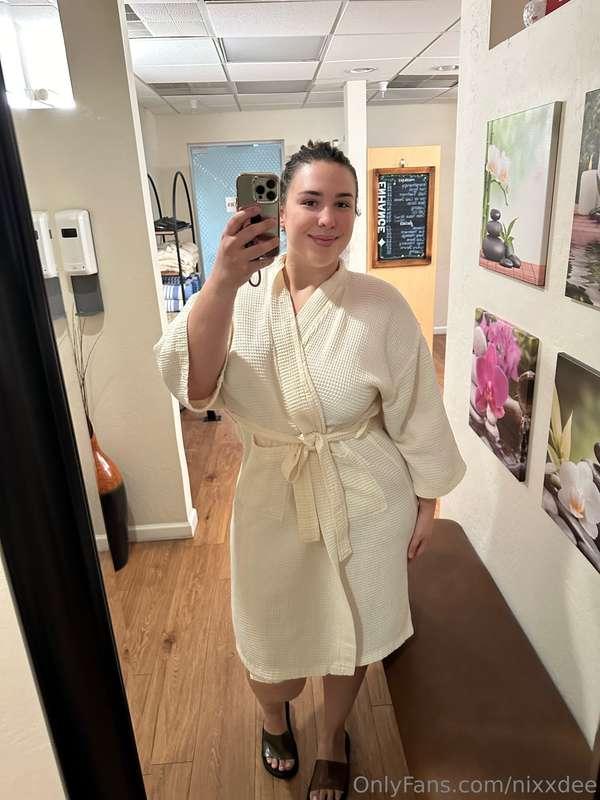 Swipe to see what’s under the robe 🍑😮‍💨