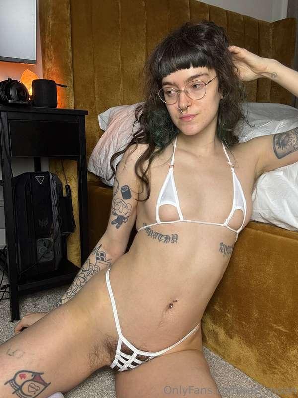 I dig the no makeup, fringe + glasses look on me 