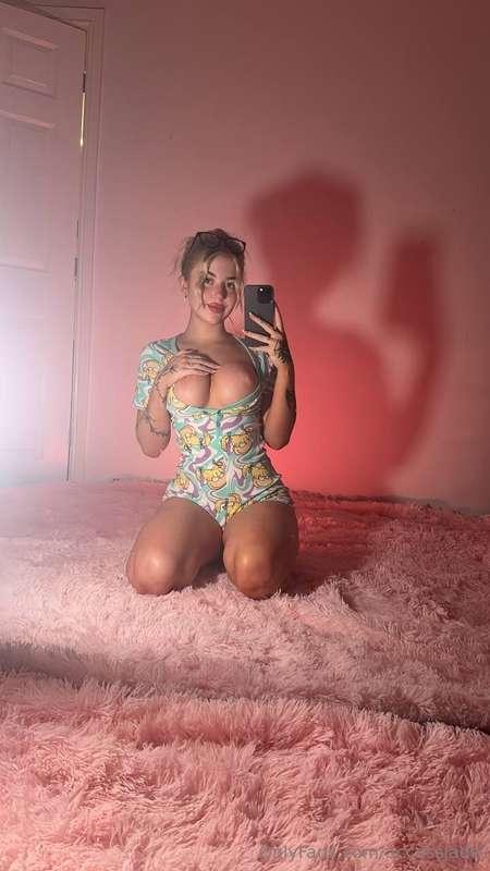 All alone, sooo horny 🤭🤭