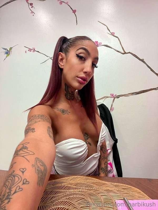 I'm waiting for you in my DMs 🤍 I'm ONLINE 🤍