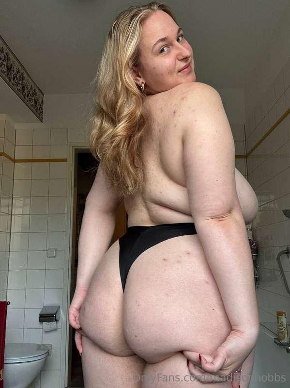quick question.. do u like my 🍑 more or my big millkers 🍒 ?