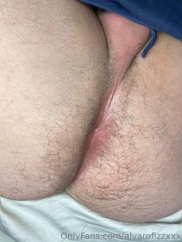 Dejándome el culo peludito? Os gusta?