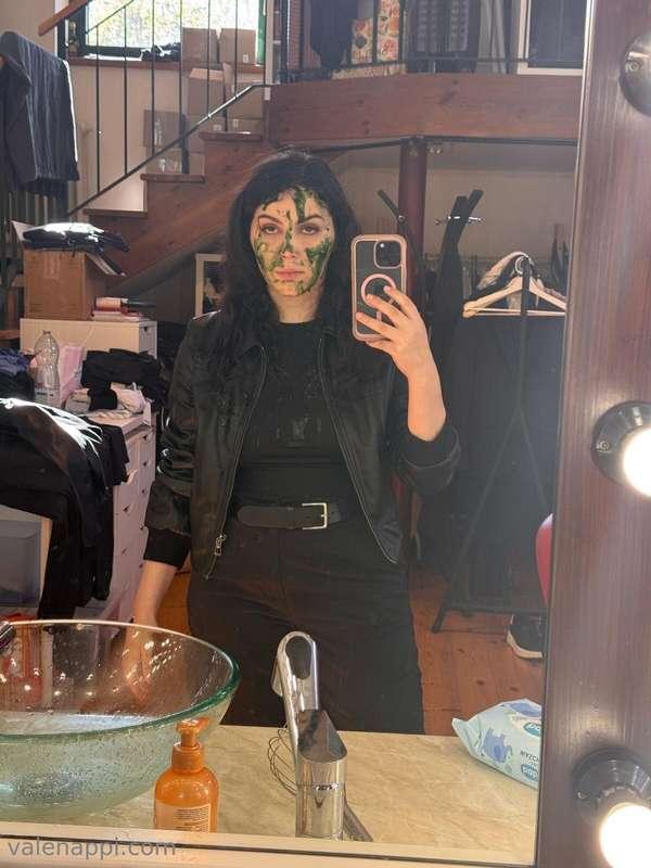 👽