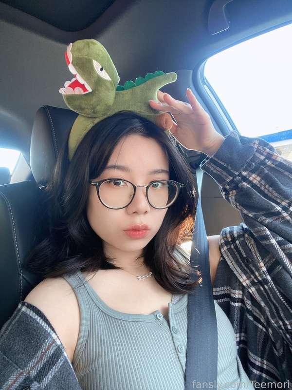 🦖 What's your favorite dinosaur? Mine's the Triceratops :3 #fyp #sweet #asian #glasses #kawaii #young