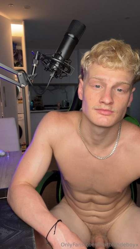 ngl always wanted someone to suck me under my desk while I p..